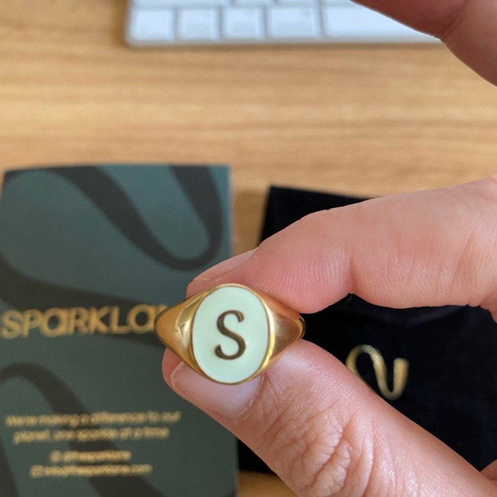 S signet ring gold | cream